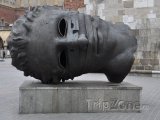 Bronzová hlava na Hlavním náměstí