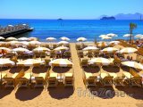 Cannes, lehátka a slunečníky na pláži