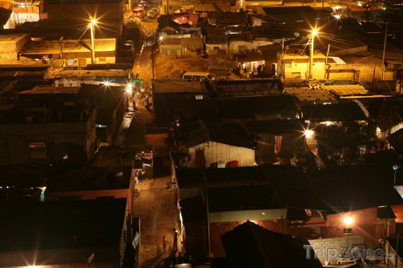Fotka, Foto Luanda, chudinská čtvrť v noci