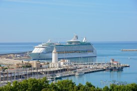 Málaga, výletní loď v přístavu