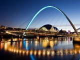 Newcastle, osvětlený Millennium Bridge