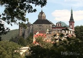 Od Karlových Varů je hrad Loket vzdálen asi 12 kilometrů