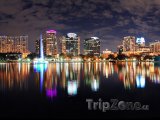 Orlando, jezero Eola a kancelářské budovy v noci