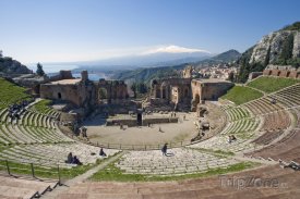 Pohled na Etnu z amfiteátru ve městě Taormina