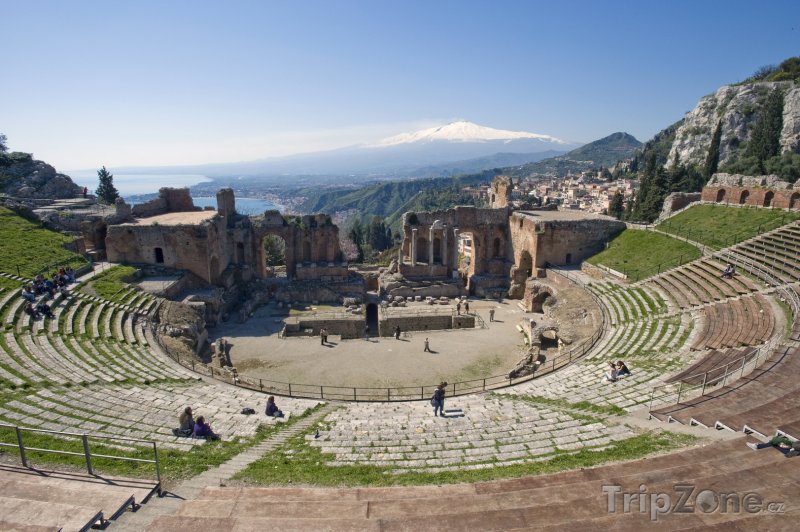 Fotka, Foto Pohled na Etnu z amfiteátru ve městě Taormina (Itálie)
