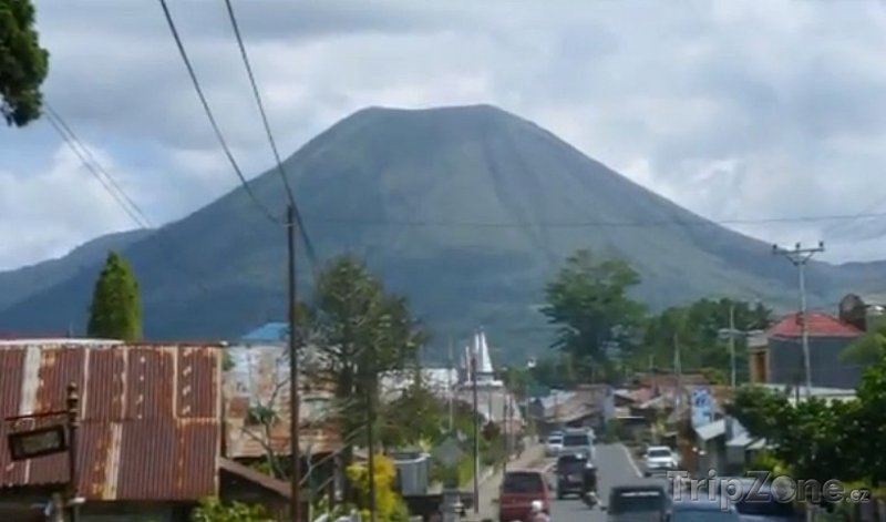 Fotka, Foto Pohled na vulkán Lokon z města Manado