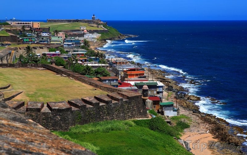 Fotka, Foto San Juan, pohled na pobřeží z opevnění La Perla (Portoriko)