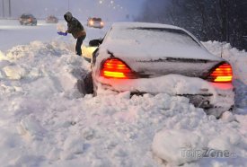 Sněžení způsobuje největší potíže na silnicích