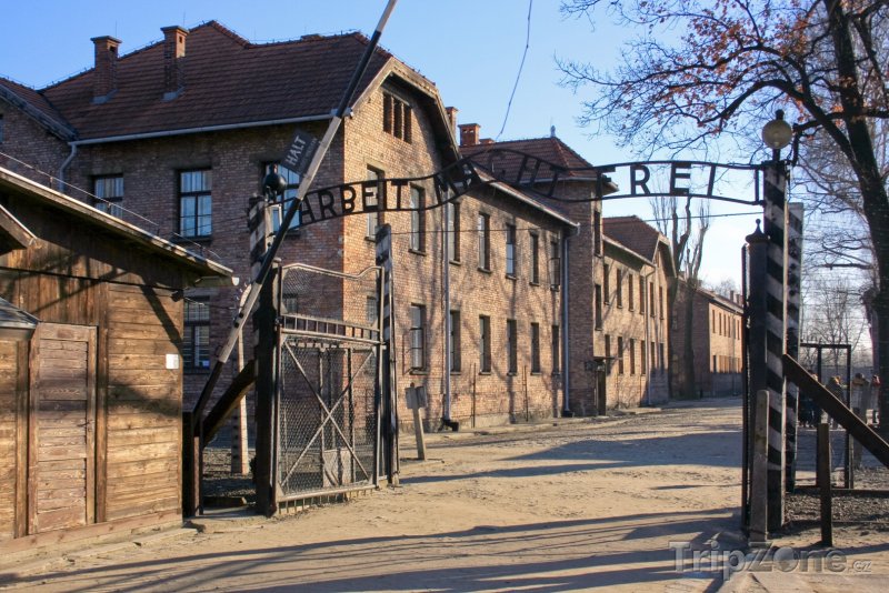 Fotka, Foto Vstupní brána do koncentračního tábora Auschwitz-Birkenau (Krakov, Polsko)