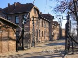 Vstupní brána do koncentračního tábora Auschwitz-Birkenau