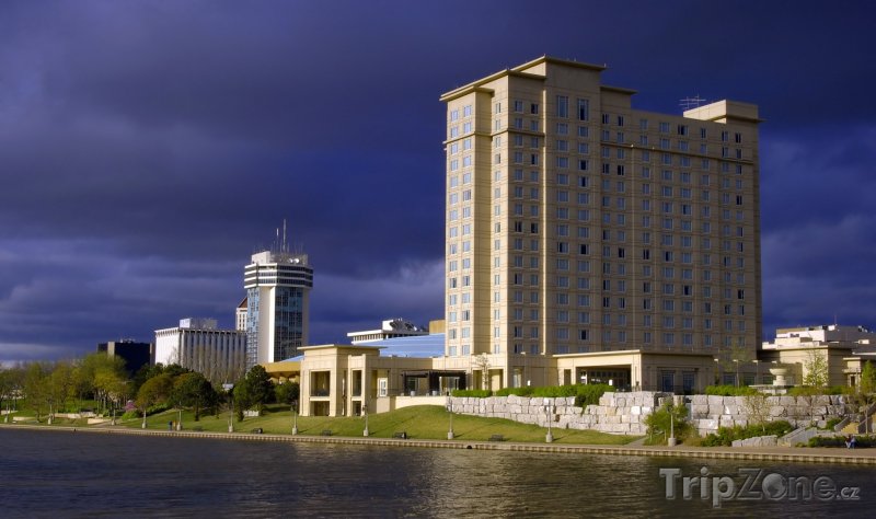 Fotka, Foto Wichita, budovy na břehu řeky Arkansas (USA)