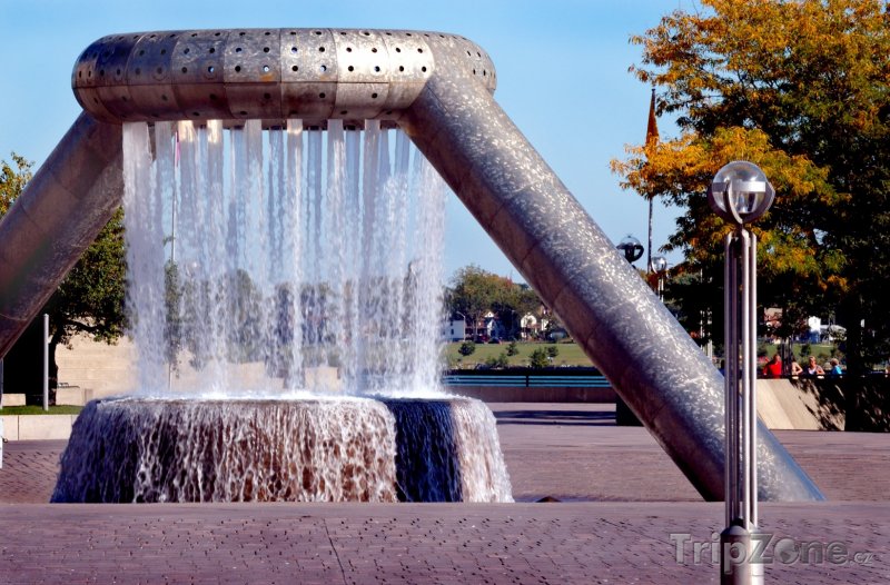 Fotka, Foto Fontána na náměstí Hart Plaza (Detroit, USA)