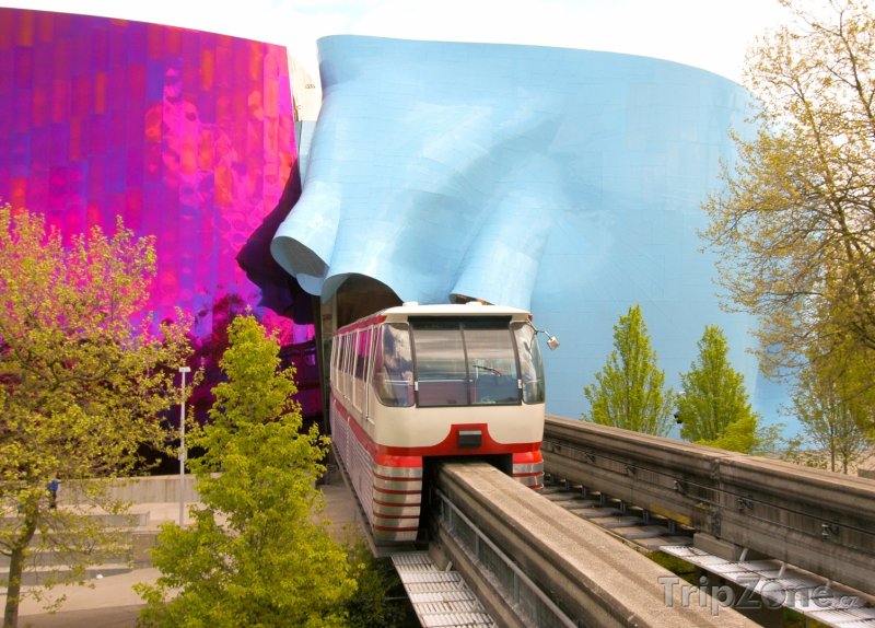 Fotka, Foto Monorail projížedějící budovou EMP Museum (Seattle, USA)