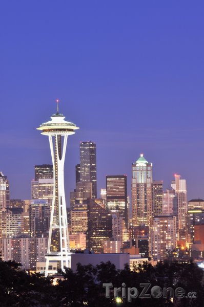 Fotka, Foto Osvětlená věž Space Needle (Seattle, USA)