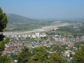 Pohled na řeku Osum ve městě Berat