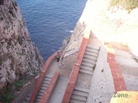 Útes Capo Caccia, schody k jeskyni Grotto di Nettuno