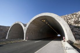 Za průjezd tunelem zaplatí osobní auto asi 70 korun